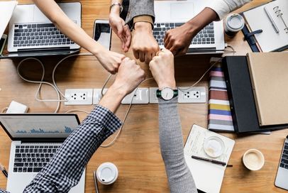 Mehrere Computer auf einem Tisch - über Leasing finanzieren Mehrere Computer auf einem Tisch - über Leasing finanzieren