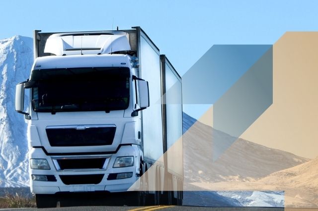 Geleaster LKW in Fahrt