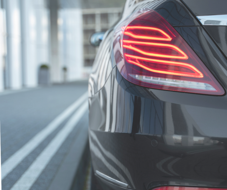 Geparktes Auto am Straßenrand